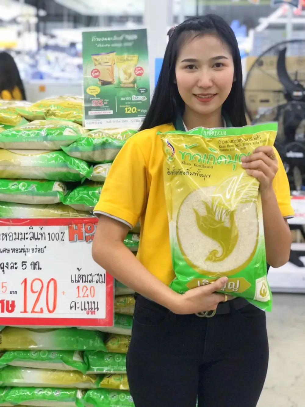 Promoting the distribution channels of products for agriculturist group through “Sharing Happiness, creating smile and Kasetdee Platform project”